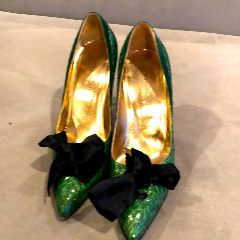 Dolce & Gabbana green suede heels w satin bow